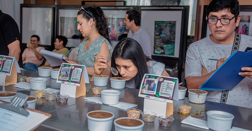 Durante la Degustación y Articulación Comercial de Cafés de Especialidad de la región Huánuco Devida Perú