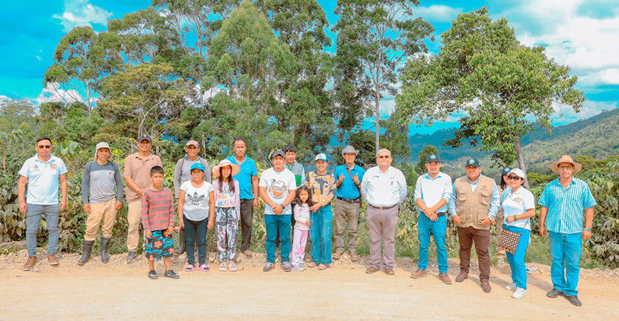 Devida entregó camino vecinal Villa Rica Pasco Perú