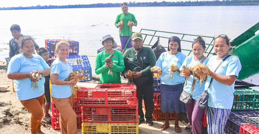 Devida entrega 3740 aves de corral a 340 familias de Loreto