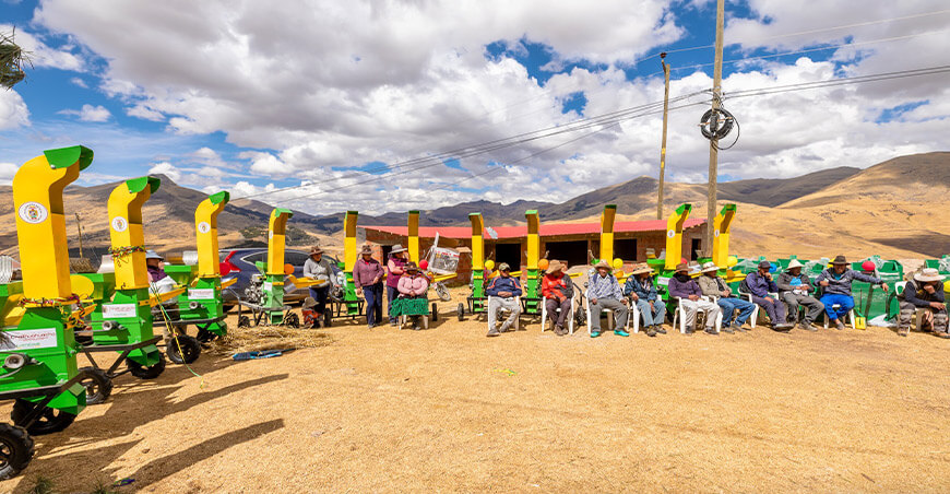 molinos picadores, 20 empacadoras y sacos de semilla de avena a ganaderos Challhuahuacho en Apurímac
