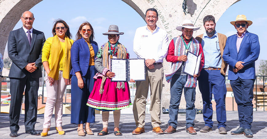 entregar las medallas “Ministerio de Desarrollo Agrario y Riego” a dos criadores de alpacas de la región Arequipa