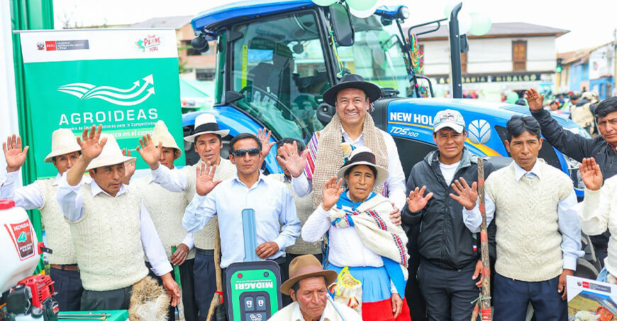 Midagri entregó tractores a productores de Junín