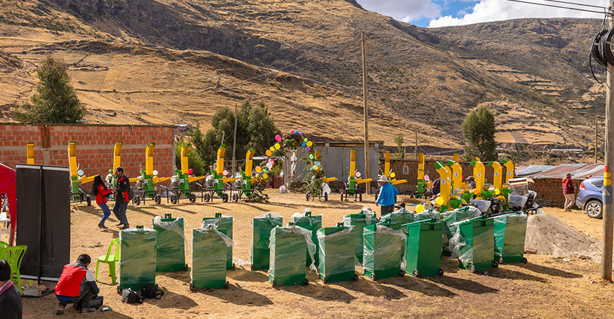 molinos picadores, 20 empacadoras y sacos de semilla de avena a ganaderos Challhuahuacho en Apurímac