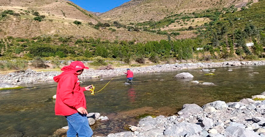 Sembraron 10 000 alevines de trucha en el río Chiris Huancavelica Perú