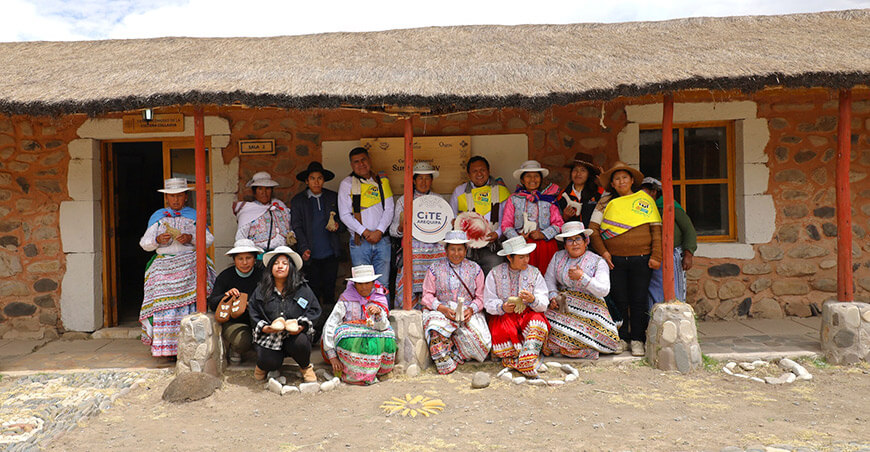 artesanas textiles fibras camélidos sudamericanos Asociación Sumac Pallay Sibayo Arequipa ITP