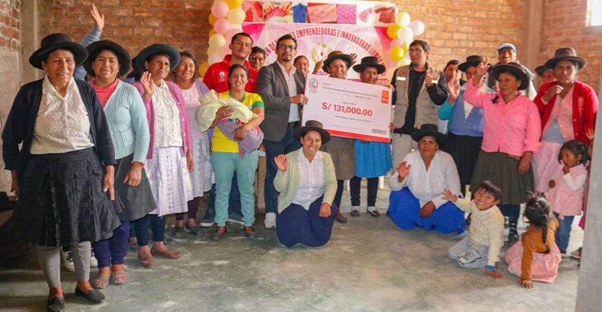 Asociación Sumaq Maki fortalece su emprendimiento textil con nuevas máquinas de costura Huamanguilla Ayacucho