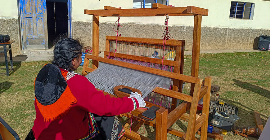 Fortalecen el arte textil con entrega de bienes a asociación de Pisac Calca Cusco Perú