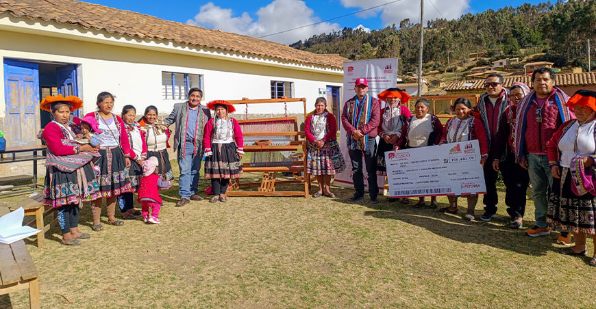 Fortalecen el arte textil con entrega de bienes a asociación de Pisac Calca Cusco Perú