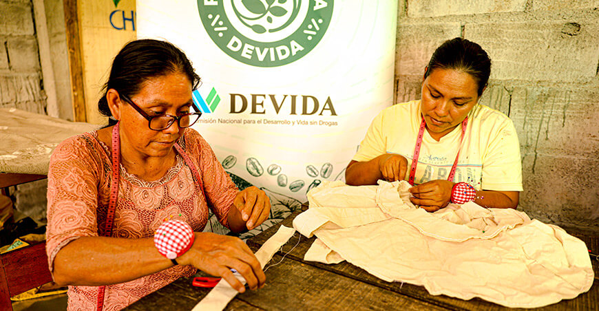 Mujeres Yanesha fortalecen sus emprendimientos con taller de artesanía en tela Devida Pasco Perú