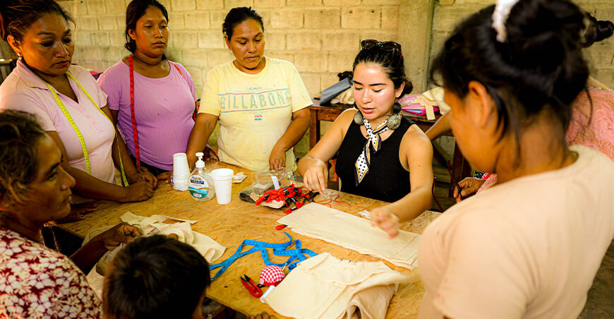 Mujeres Yanesha fortalecen sus emprendimientos con taller de artesanía en tela Devida Pasco Perú