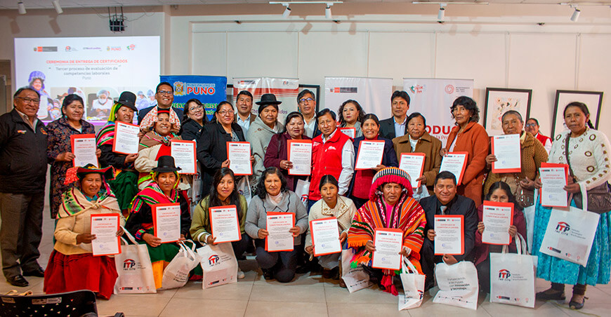 Certifican competencias laborales de 23 artesanos textiles en Puno