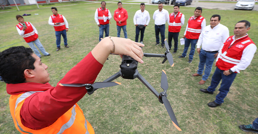 Sanipes capacitó a fiscalizadores en uso de drones para reforzar control en centros acuícolas y pesqueros