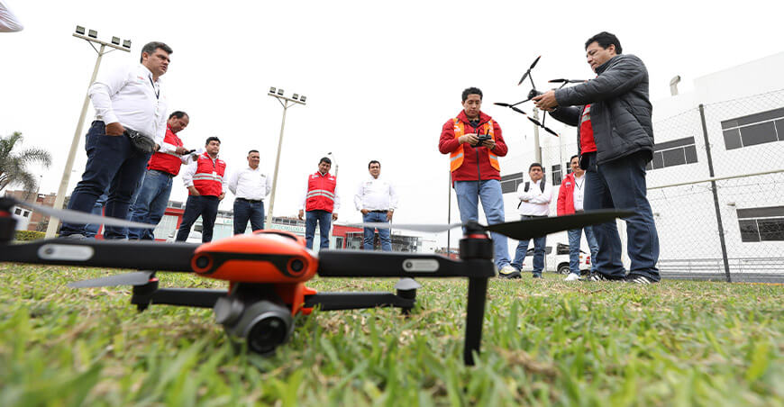 Sanipes capacitó a fiscalizadores en uso de drones para reforzar control en centros acuícolas y pesqueros
