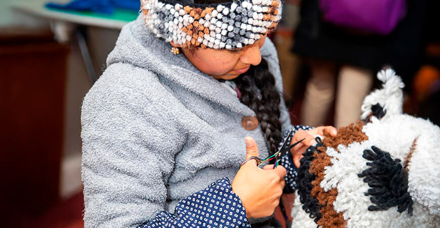Artesanas de Puno llevan la alpaca al mercado europeo a través de la marca de lujo Max Mara