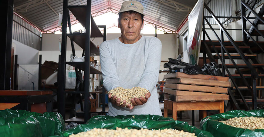 Productor Marcos Severo Uscamaita Malpartida, de la Asociación de Productores Agrarios de la Cuenca Río Palia, del centro poblado Interandino, distrito de Pangoa (Junín).