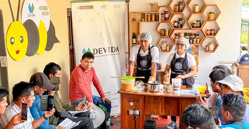 Encuentro técnico promueve el intercambio de experiencias entre apicultores de Puno y Cusco Devida Perú