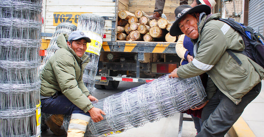 Entregan material para proteger praderas y asegurar alimento para el ganado Cusco Perú