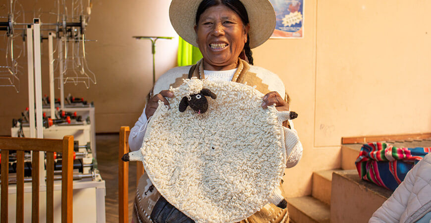Artesanas textiles se capacitaron en producción, innovación y control de calidad prendas fibra de alpaca Puno Perú