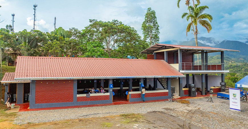 Mejoran espacio comercial de asociación para fortalecer servicios en Pichari Cusco Perú