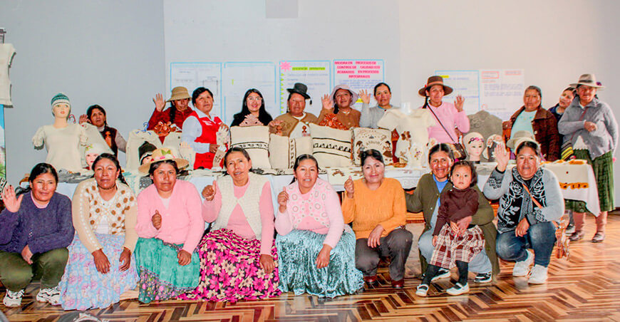 Artesanas textiles del distrito de Ayaviri mejoran técnicas en la elaboración de prendas y accesorios Puno ITP Perú