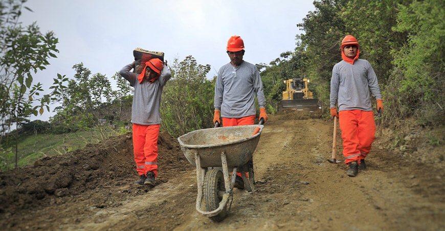 Inician mantenimiento de 9.5 km de camino vecinal en el distrito de Roble Huancavelica Devida Perú