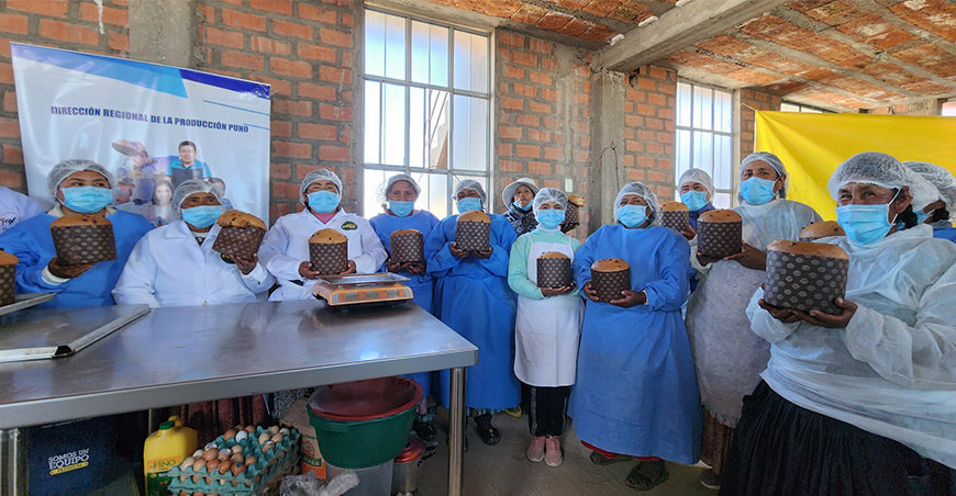 Los productores del centro poblado de Culta, en el distrito de Ácora, provincia y región Puno, fortalecen el valor agregado de los granos andinos tras capacitarse en la elaboración de panetones y bizcochos artesanales a base de quinua negra