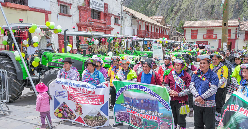 Huancavelica impulsa tecnificación del campo con entrega de 38 tractores agrícolas asociaciones productoras agrarias