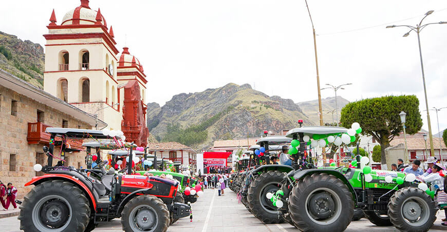 Huancavelica impulsa tecnificación del campo con entrega de 38 tractores agrícolas asociaciones productoras agrarias