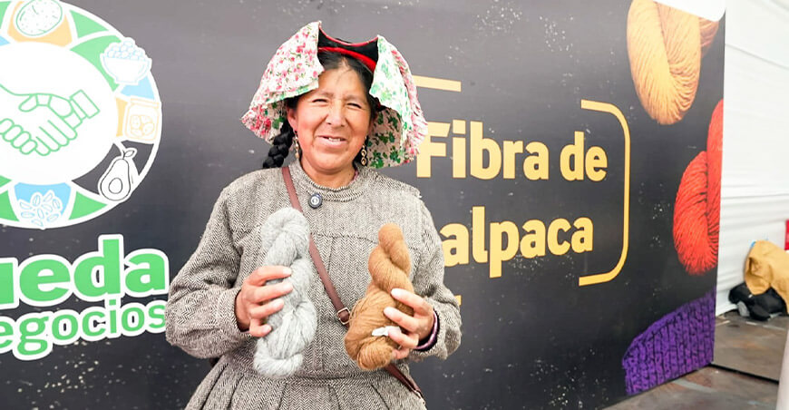 artesana textil fibra de alpaca rueda de negocio