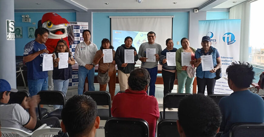 Sanipes entregó 50 habilitaciones sanitarias a pescadores artesanales de Islay Arequipa Perú