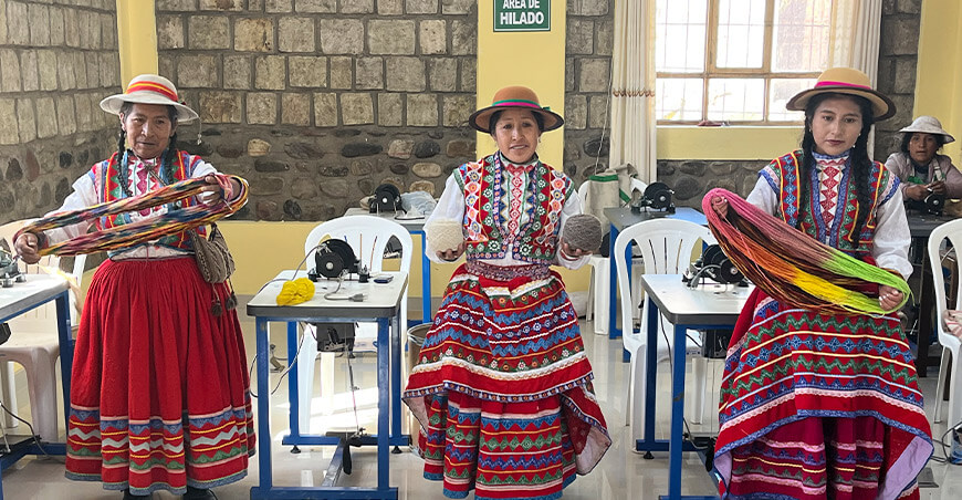 artesanos textiles fibra alpaca productores alpaqueros Arequipa Perú Agro Rural