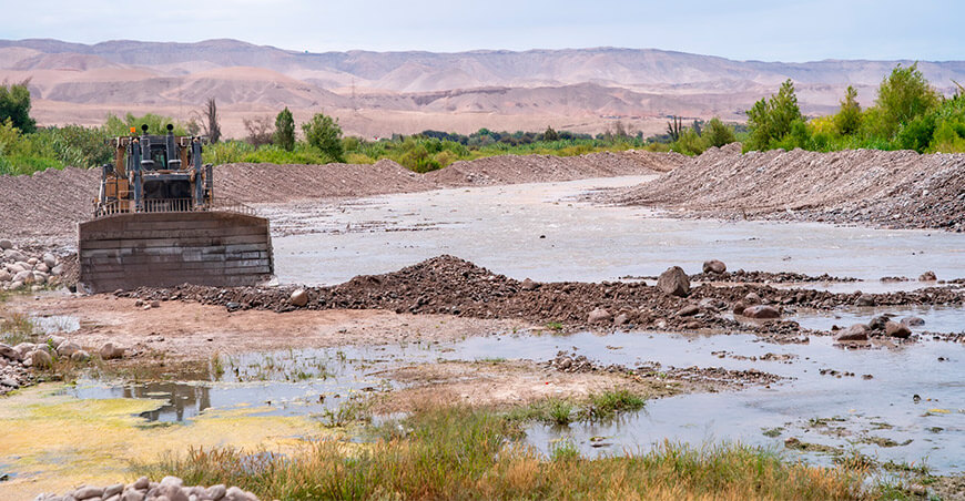 Intensifican trabajos de limpieza y descolmatación del cauce del río Moquegua