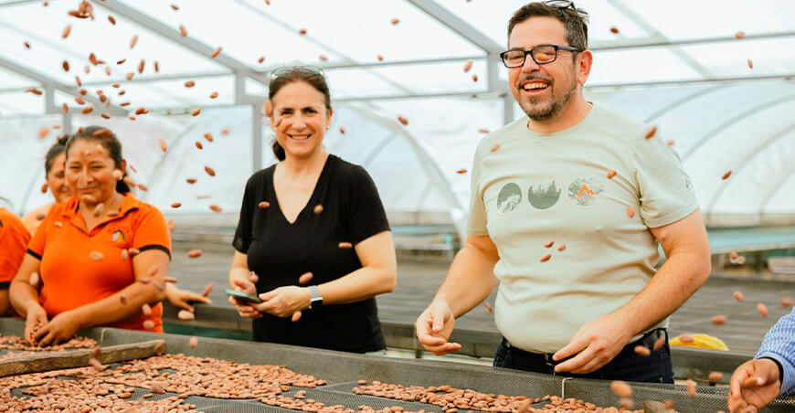 Cacao del Vraem capta el interés de compradores internacionales con apoyo de Promperú ruedas de negocio productores cacao