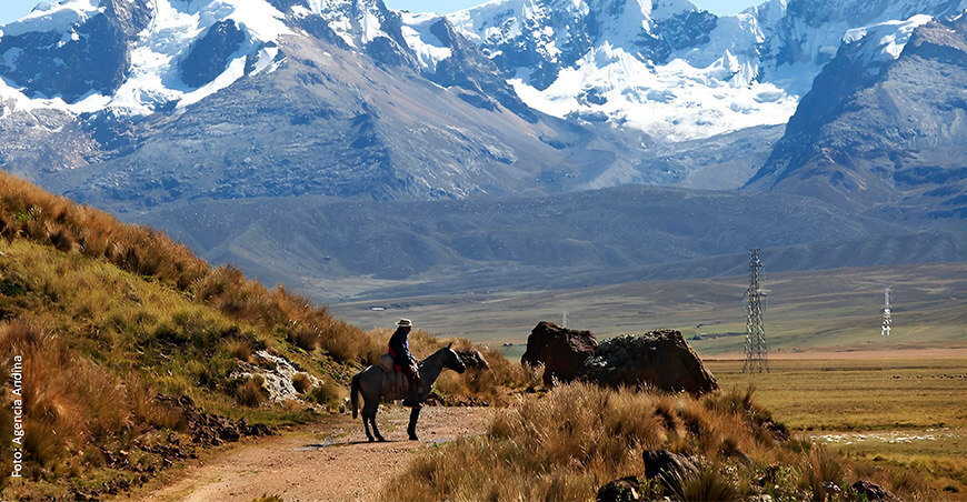 Retroceso de glaciares: En los últimos 50 años, el Perú perdió el 51 % de su superficie glaciar, según la Autoridad Nacional del Agua (ANA). El retroceso ha sido tan drástico que dos de las 20 cordilleras del país ya han desaparecido.