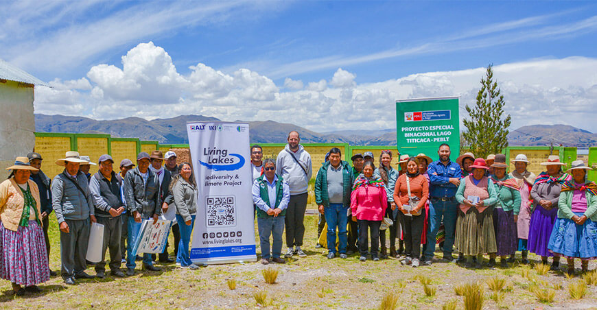 Sembraron más de 15 000 alevinos de Mauri y Carachi en el lago Arapa Puno Perú