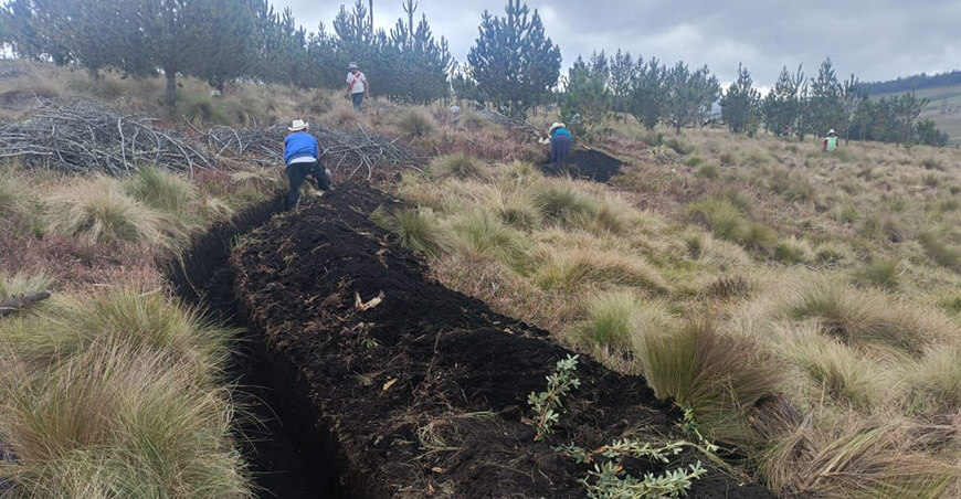 Inician construcción de zanjas de infiltración para asegurar mayor disponibilidad de agua qocha Agua Negra Cumbico Cajamarca Perú