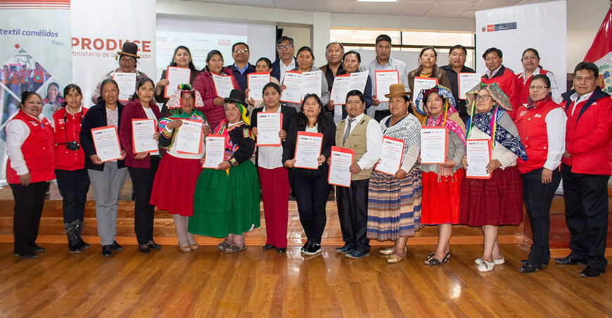Entregaron 43 certificados de competencias laborales a artesanos textiles de Puno