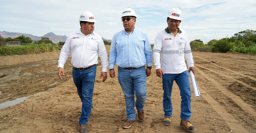 Ejecutan trabajos de limpieza y descolmatación en el río Zaña Lambayeque Perú