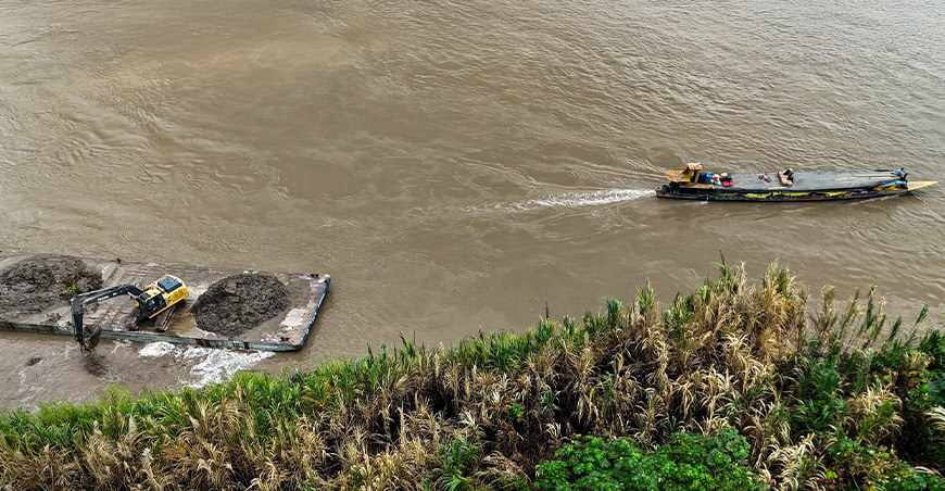 Ejecutan trabajos preventivos para evitar el rompimiento del meandro de Parahuashá río Ucayali