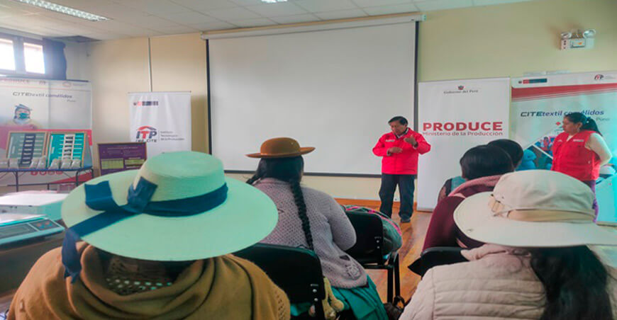 Artesanos textiles de Zepita aprendieron sobre el proceso de categorización y clasificación de la fibra de alpaca Puno Perú ITP