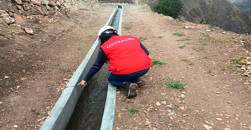 obra fisuras y deficiencias técnicas en Anchonga Huancavelica Perú Contraloría
