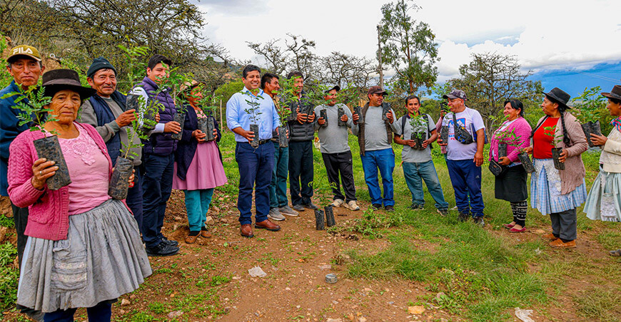 Entregaron plantones frutales y forestales para impulsar la diversificación productiva en Ccechua Huanta Ayacucho Perú