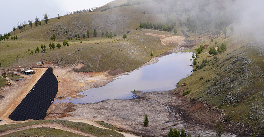 Ejecutan trabajos de protección e impermeabilización en la qocha Tres Cruces Condebamba Cajamarca Perú
