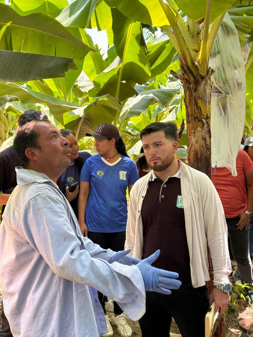 Figura 1. Encargado de producción explicando la cadena productiva a estudiantes universitarios durante visita de campo, 2025.