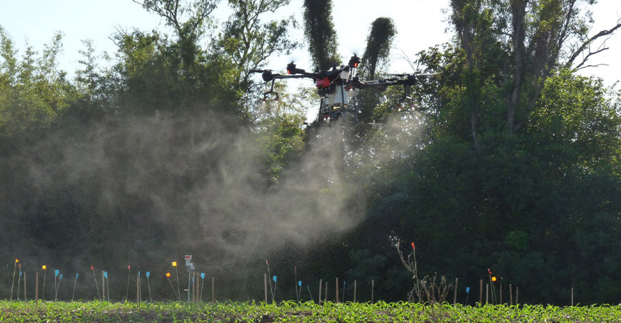 La deriva constituye uno de los principales desafíos en las aplicaciones con drones agrícolas y debe controlarse para evitar pérdidas de producto y reducir el impacto ambiental. Fuente: El autor, 2025.