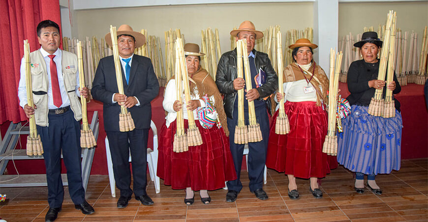 Distribuyeron cohetes antigranizo para proteger cultivos en Achaya Puno Perú