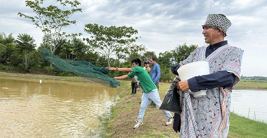 Devida entregó 5.2 TM de alimento balanceado para peces en comunidad nativa de Ucayali