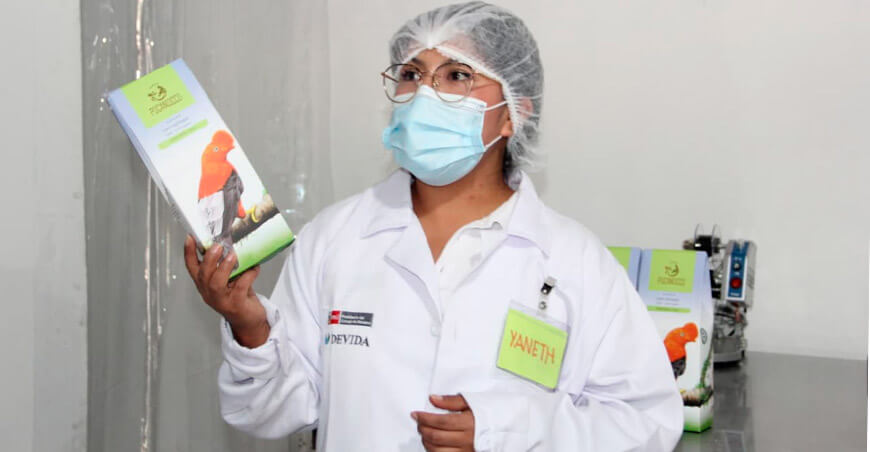Devida entregó equipamiento especializado para procesar café a la Asociación de Productores de Café Típica Pucamocco de Yanatile en Cusco Perú