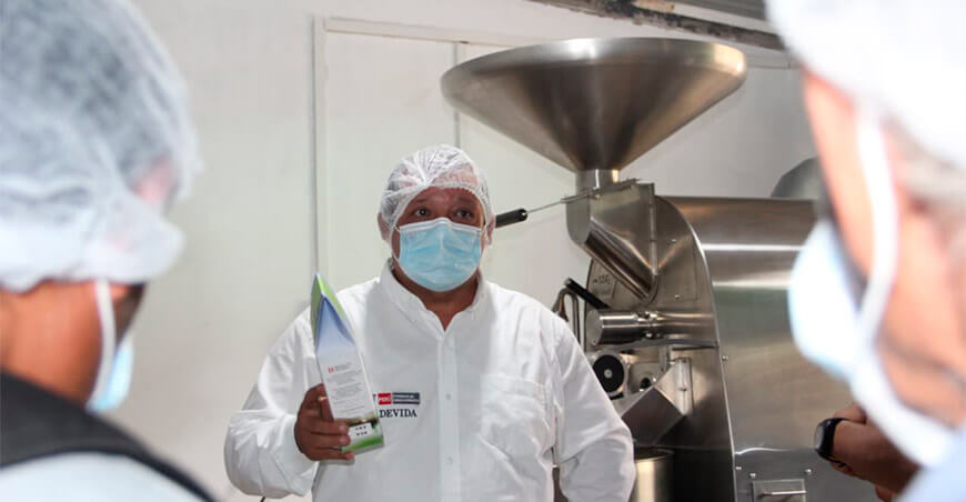 Devida entregó equipamiento especializado para procesar café a la Asociación de Productores de Café Típica Pucamocco de Yanatile en Cusco Perú