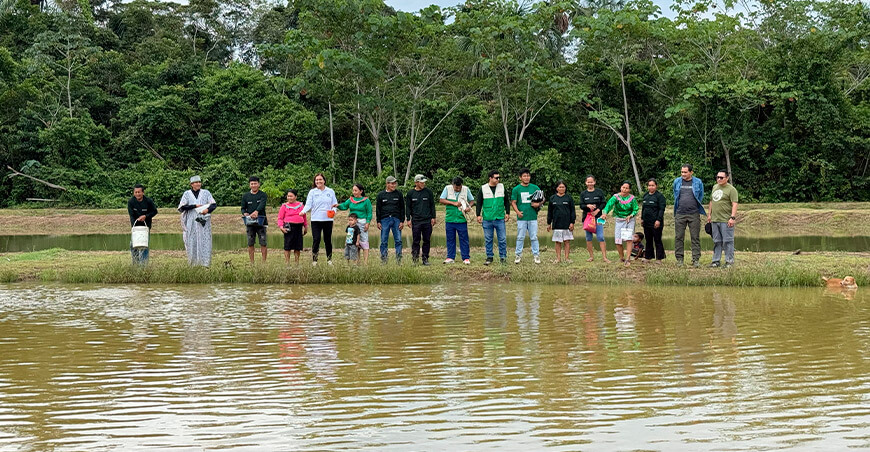 Devida entregó 5.2 TM de alimento balanceado para peces en comunidad nativa de Ucayali